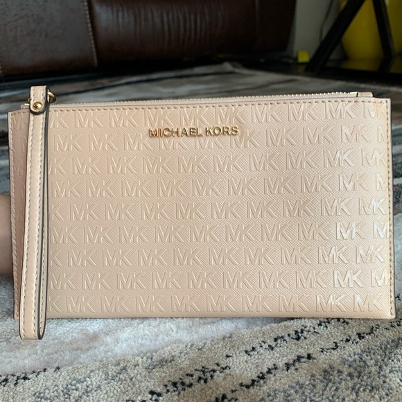 Michael Kors Handbags - Michael Kors Signature Cluth